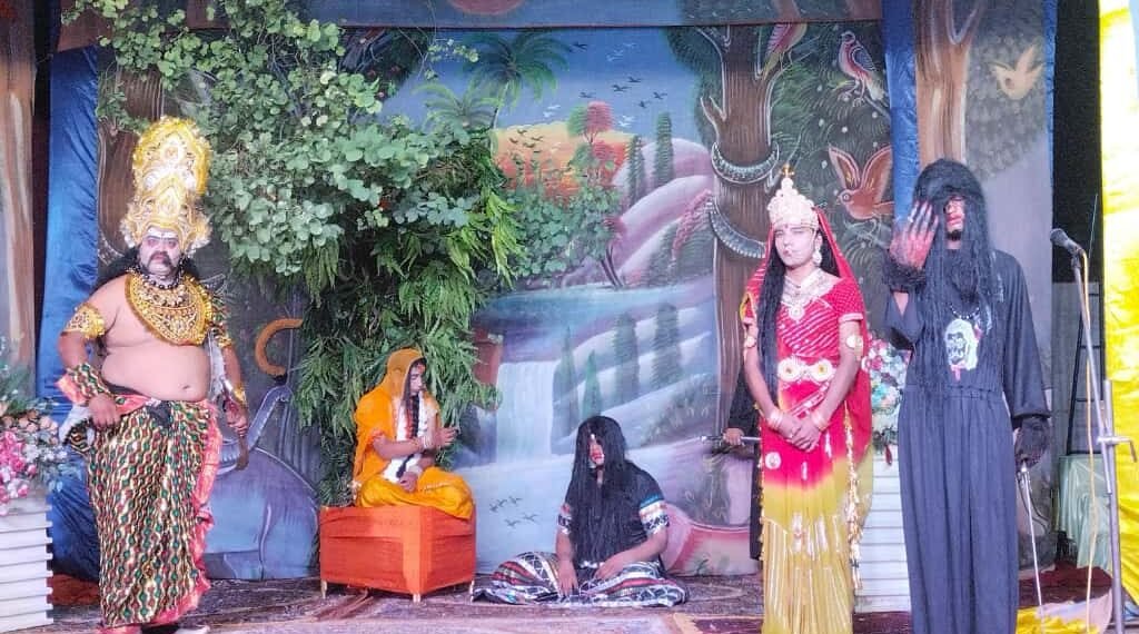 रामलीला में लंका दहन का मंचन: कलाकारों ने लोगो का मन मोहा, दर्शको ने बजाई तालियां