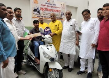 मुख्यमंत्री दिव्यांग स्कूटी योजना के तहत तीन लाभार्थियों को वितरित की स्कूटी