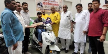 मुख्यमंत्री दिव्यांग स्कूटी योजना के तहत तीन लाभार्थियों को वितरित की स्कूटी