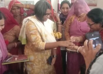 जिला कलेक्टर ने राजेडू में आयोजित शिविर का किया निरीक्षण