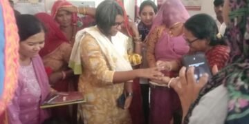 जिला कलेक्टर ने राजेडू में आयोजित शिविर का किया निरीक्षण