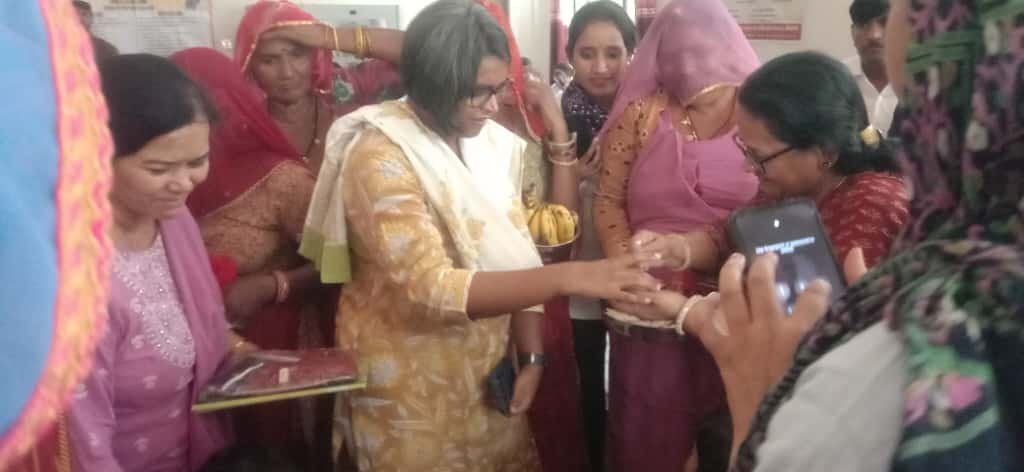 जिला कलेक्टर ने राजेडू में आयोजित शिविर का किया निरीक्षण