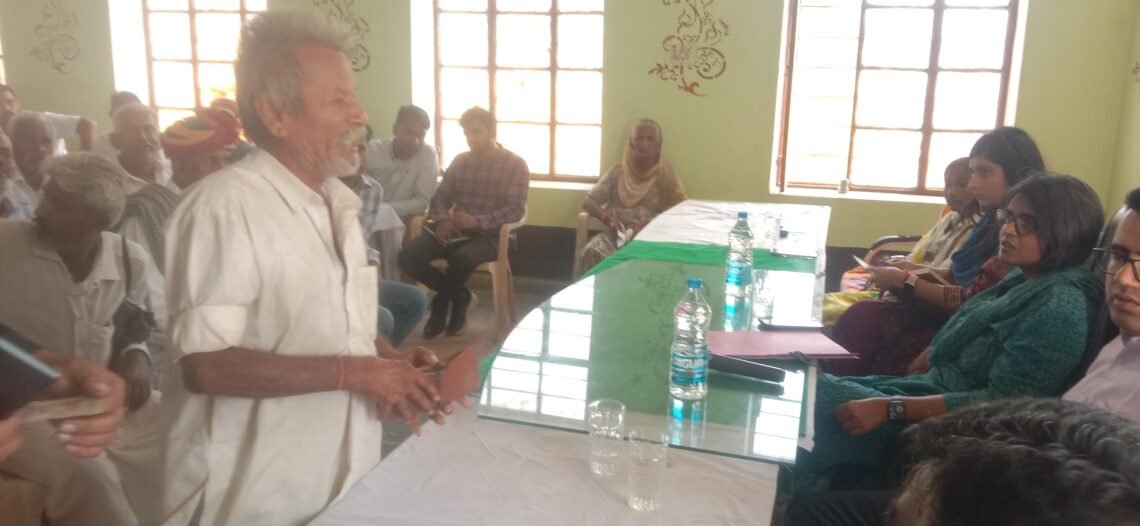 बीकानेर के इस गांव में 25 साल में पहली बार किसी जिला कलेक्टर ने की जनसुनवाई, बीसीएमओ को मिली चार्टशीट
