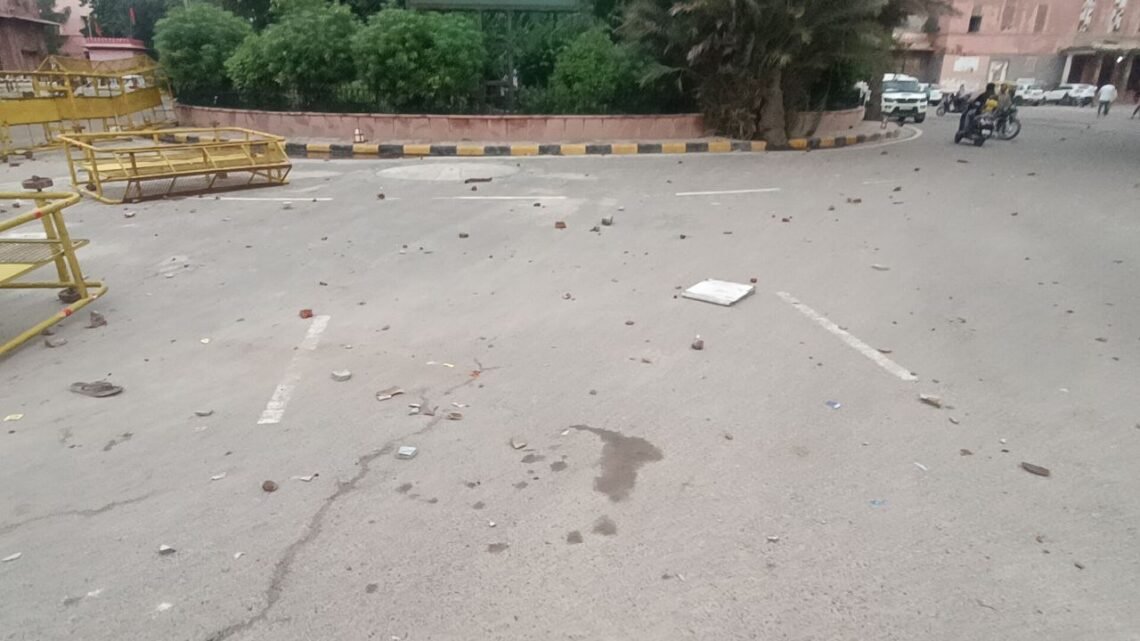 विरोध: बीकानेर कलेक्टर कार्यालय के आगे लाठीचार्ज, मौके पर नियंत्रण को लेकर पुलिस तैनात