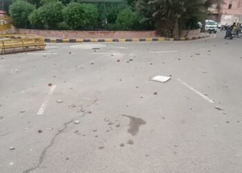 विरोध: बीकानेर कलेक्टर कार्यालय के आगे लाठीचार्ज, मौके पर नियंत्रण को लेकर पुलिस तैनात