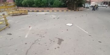 विरोध: बीकानेर कलेक्टर कार्यालय के आगे लाठीचार्ज, मौके पर नियंत्रण को लेकर पुलिस तैनात