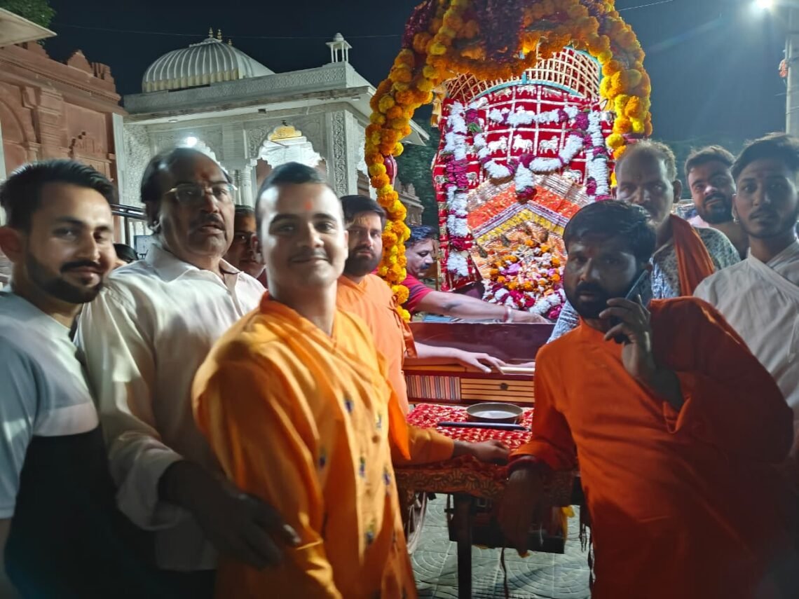 रथ पर सवार होकर नगर भ्रमण पर निकले नगर सेठ