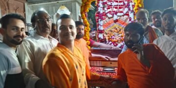 रथ पर सवार होकर नगर भ्रमण पर निकले नगर सेठ