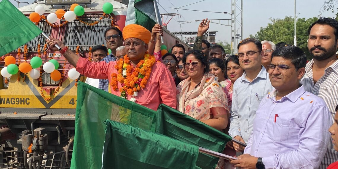 वरिष्ठ नागरिक तीर्थ यात्रा योजना: पांच ज्योतिर्लिंगों के लिए रवाना हुए संभाग के 705 वरिष्ठ नागरिक