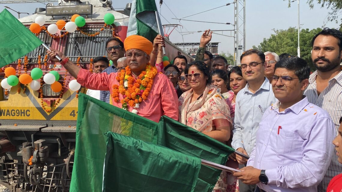 वरिष्ठ नागरिक तीर्थ यात्रा योजना: पांच ज्योतिर्लिंगों के लिए रवाना हुए संभाग के 705 वरिष्ठ नागरिक