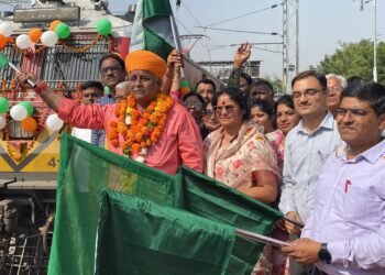 वरिष्ठ नागरिक तीर्थ यात्रा योजना: पांच ज्योतिर्लिंगों के लिए रवाना हुए संभाग के 705 वरिष्ठ नागरिक