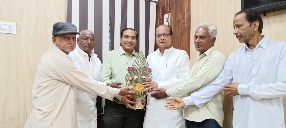 पीबीएम अधीक्षक डॉ घीया का स्वागत, पारीक के नेतृत्व में पहुंचे कांग्रेसी