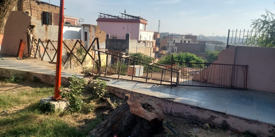 श्री लक्ष्मीनाथ जी पार्क की टूटी दीवार का निर्माण हो तथा पार्क में विकास कार्य हो