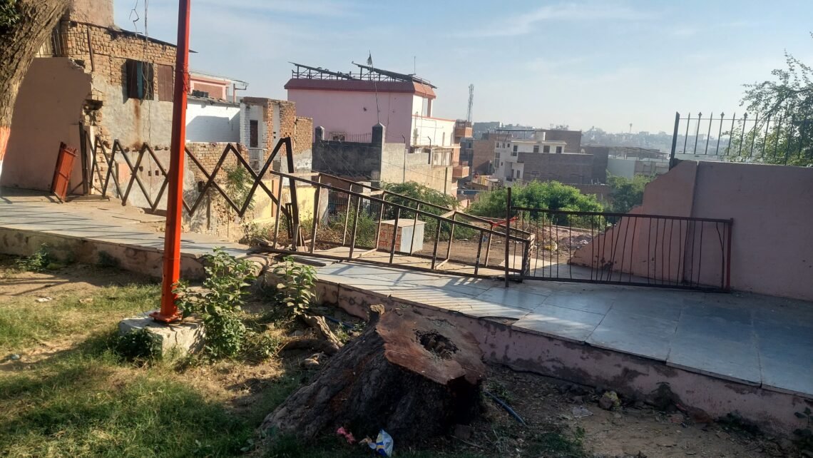 श्री लक्ष्मीनाथ जी पार्क की टूटी दीवार का निर्माण हो तथा पार्क में विकास कार्य हो