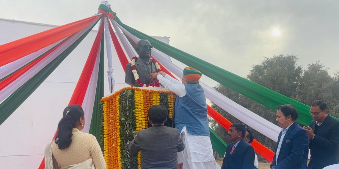 एमजीएस विवि में डॉ. भीमराव अंबेडकर की प्रतिमा का केंद्रीय कानून मंत्री अर्जुन राम मेघवाल ने किया अनावरण