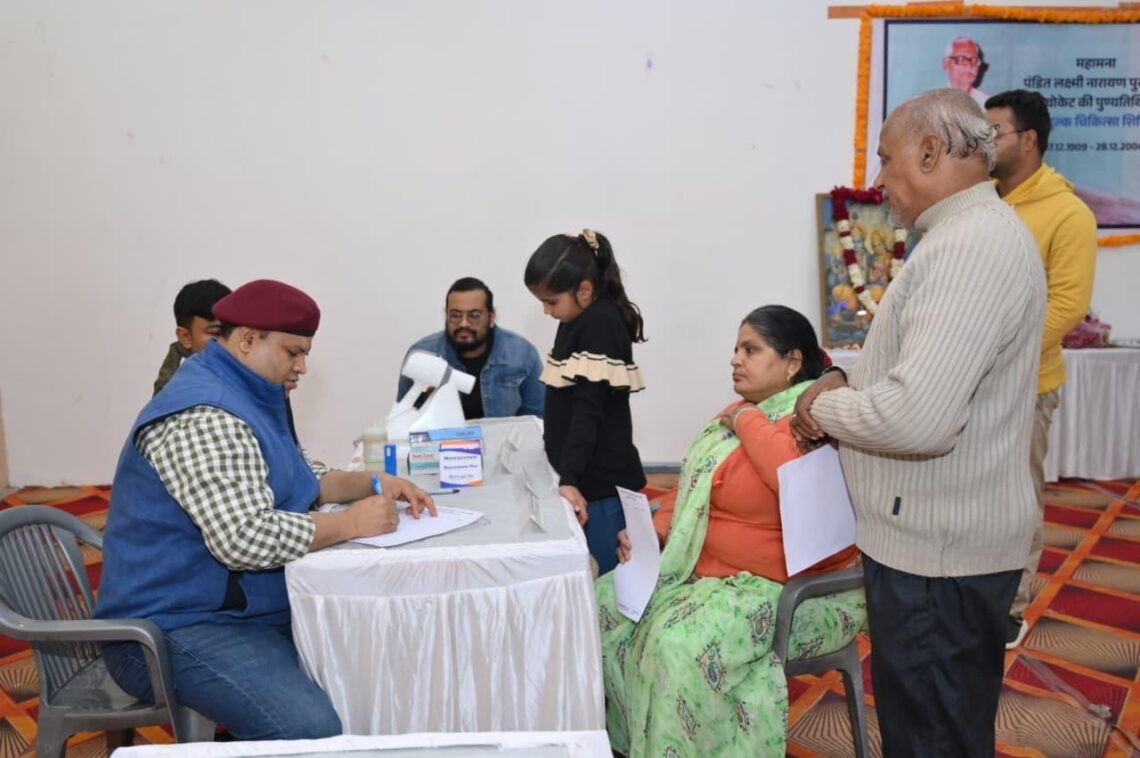 अधिवक्ता पुरोहित की 21वीं पुण्यतिथि पर निःशुल्क चिकित्सा शिविर आयोजित, मरीजों को मिला परामर्श