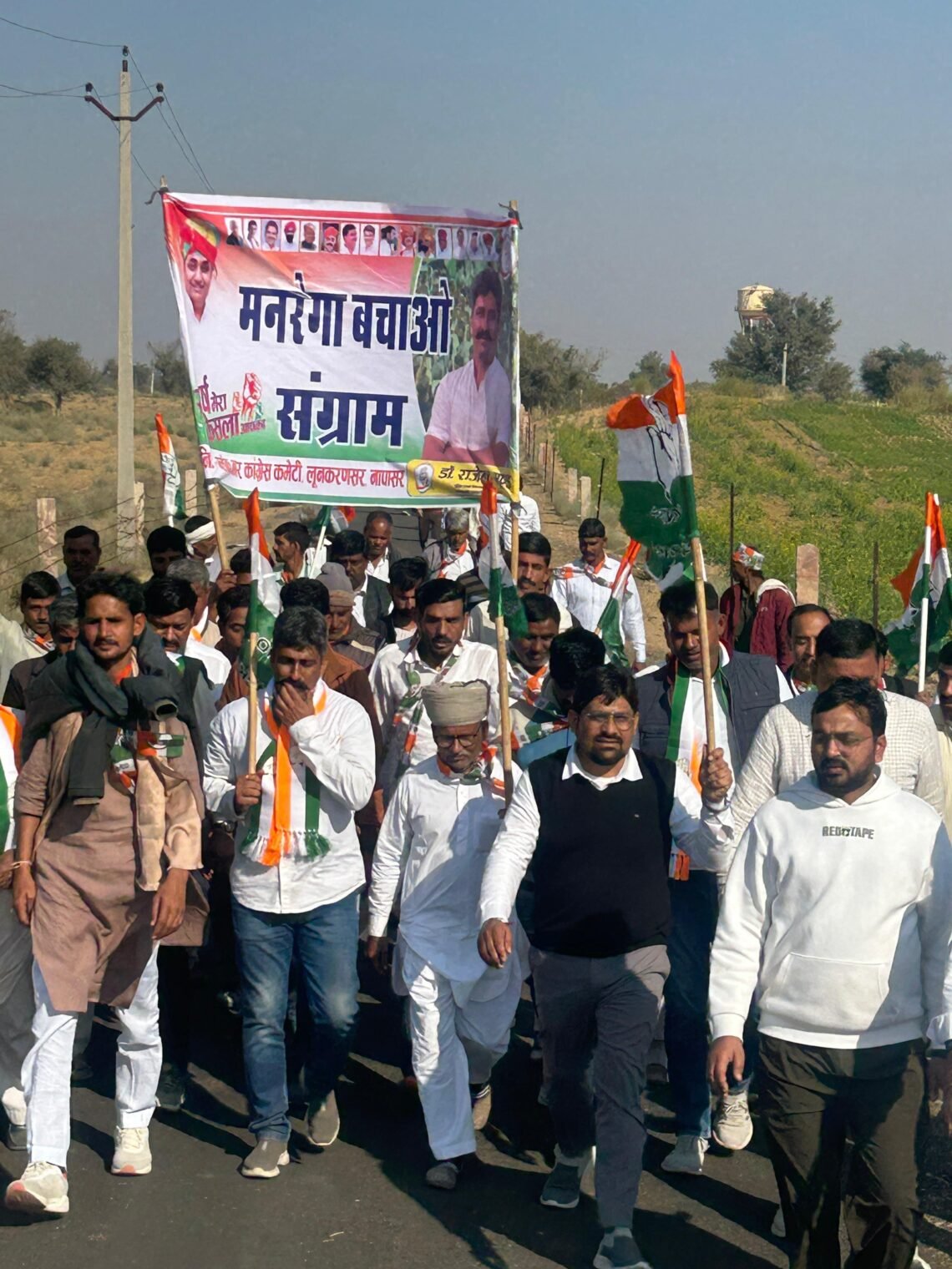 मनरेगा बचाओ संग्राम के तहत लूणकरणसर में कांग्रेसियों की पदयात्रा