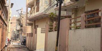 करंट की चपेट में आने से हुए नंदी की मौत क्षेत्र के वाशिंदों ने लगाया जाम