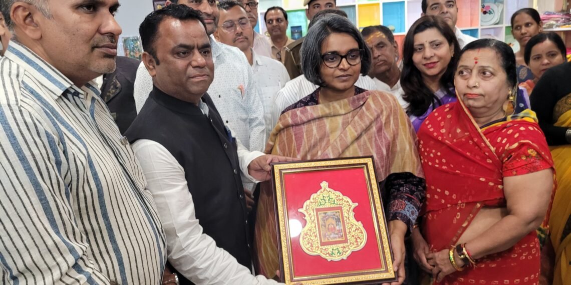 वस्त्र मंत्रालय की इन्फ्रास्ट्रक्चर योजना के तहत हस्तशिल्प उत्पादों के जिले के पहला एम्पोरियम ‘कला कुंज’ का जिला कलेक्टर ने किया उद्घाटन