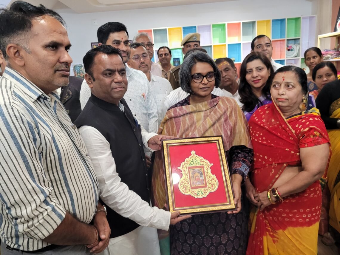 वस्त्र मंत्रालय की इन्फ्रास्ट्रक्चर योजना के तहत हस्तशिल्प उत्पादों के जिले के पहला एम्पोरियम ‘कला कुंज’ का जिला कलेक्टर ने किया उद्घाटन
