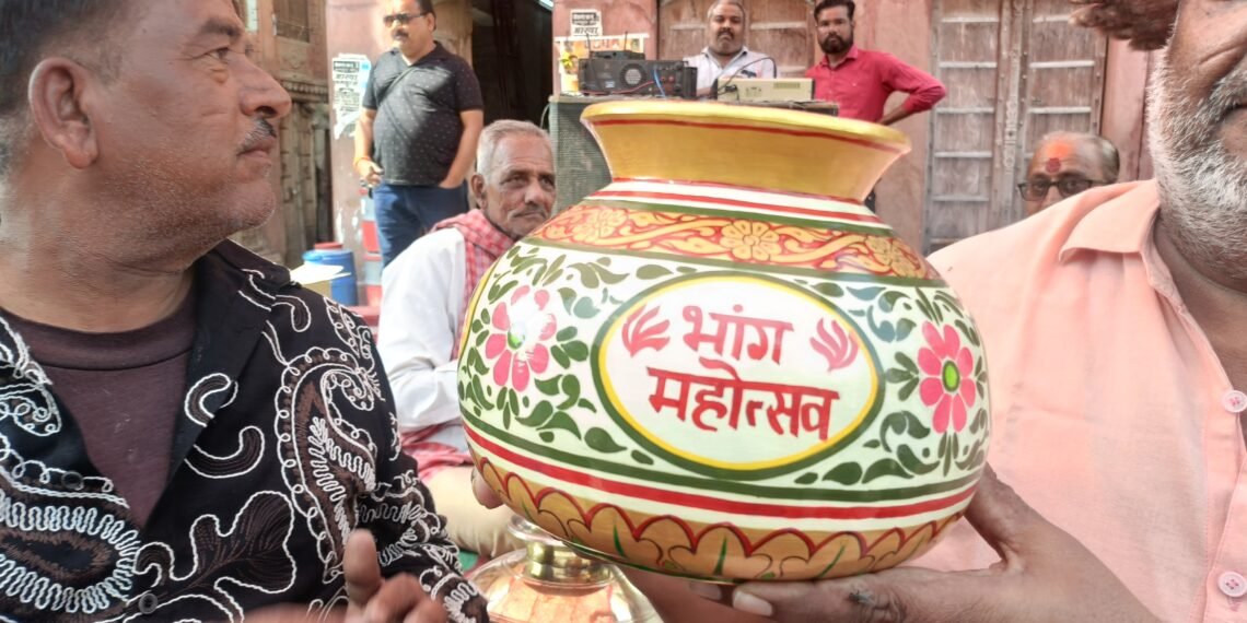 बीकानेर में भांग महोत्सव का उल्लास, मोहता चौक में उमड़ा जनसैलाब
