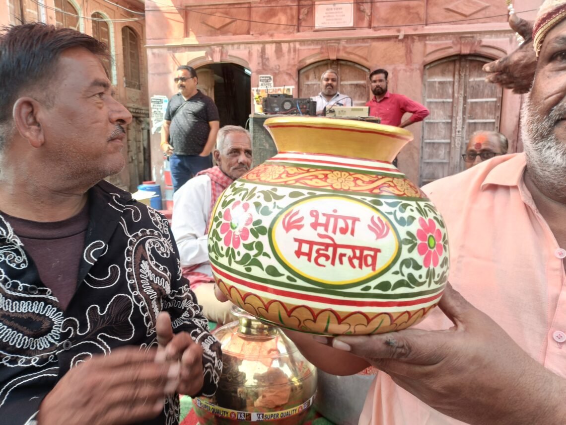 बीकानेर में भांग महोत्सव का उल्लास, मोहता चौक में उमड़ा जनसैलाब