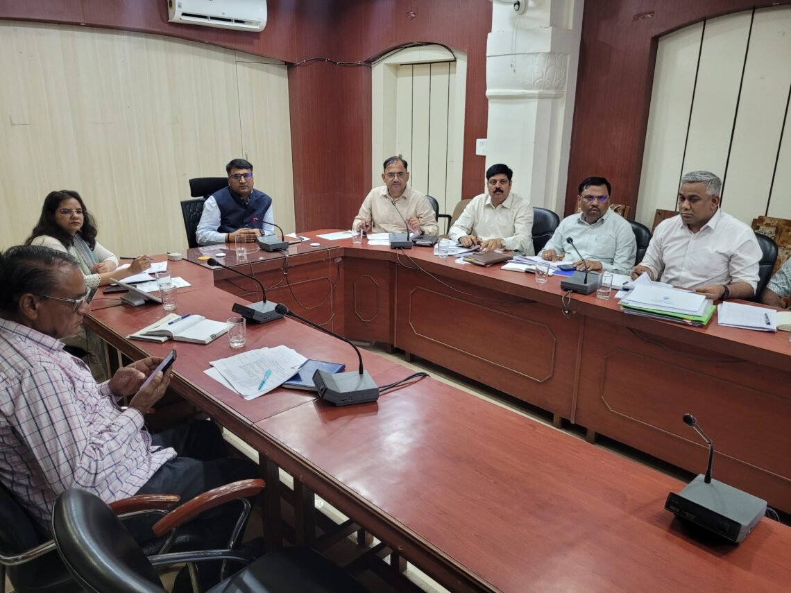 नहर बंदी से पहले जिला कलेक्टर ने जलदाय विभाग, आईजीएनपी, सीएडी, भू-जल और जल संसाधन विभाग की ली बैठक