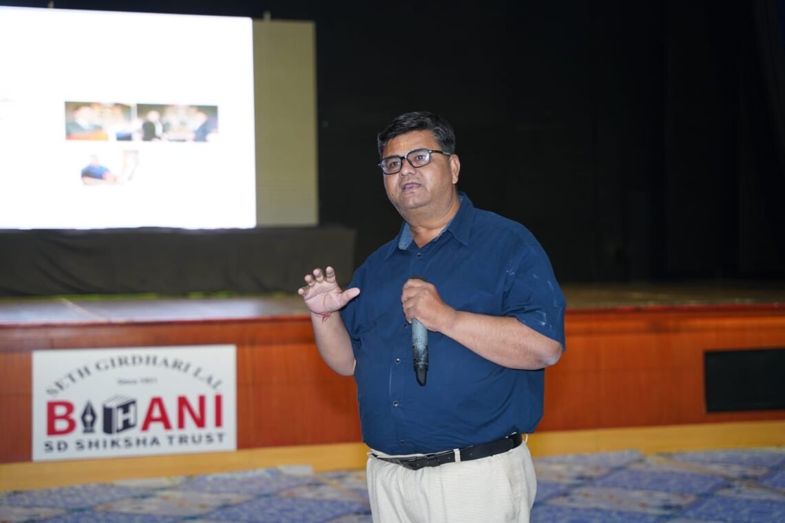 श्रीगंगानगर में करिअर काउंसलर डॉ. चंद्रशेखर श्रीमाली ने दिए विद्यार्थियों को टिप्स