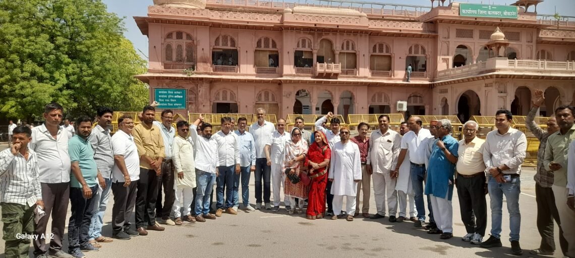 शहर की मुख्य समस्या को लेकर तपती धूप में बाहर निकली शहर कांग्रेस