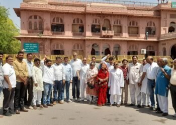 शहर की मुख्य समस्या को लेकर तपती धूप में बाहर निकली शहर कांग्रेस