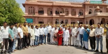 शहर की मुख्य समस्या को लेकर तपती धूप में बाहर निकली शहर कांग्रेस