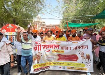 गौ सम्मान आह्वान अभियान यात्रा में उमड़े साधु संत गौभक्त, देशभर में एक ही समय पर लाखों गौभक्तों ने दिया ज्ञापन,बीकानेर से 31 हजार हस्ताक्षरों का पत्र भेजा