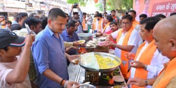 बंगाल जीत का जश्न : बीकानेर में रांका-मेघवाल ने बनाई झालमूड़ी, खिलाए रसगुल्ले