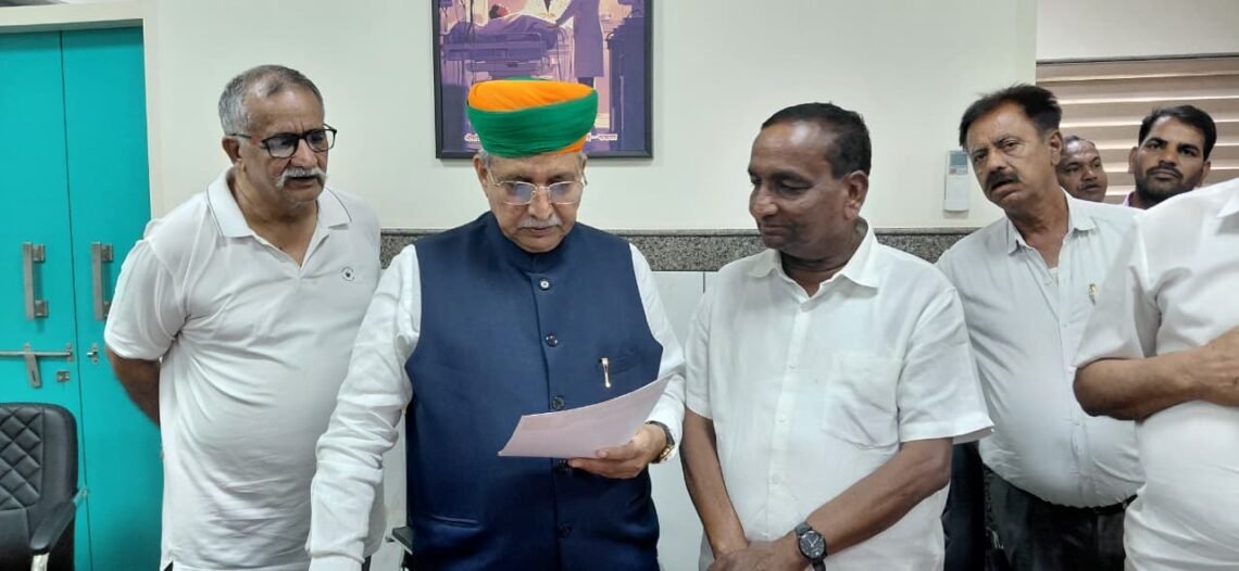 फ़न्ना बाबू को पदम् विभूषण दिलाने की मांग तेज बीकानेर जिला उद्योग संघ ने केंद्रीय कानून मंत्री अर्जुनराम मेघवाल से मिलकर सौंपा ज्ञापन