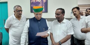 फ़न्ना बाबू को पदम् विभूषण दिलाने की मांग तेज बीकानेर जिला उद्योग संघ ने केंद्रीय कानून मंत्री अर्जुनराम मेघवाल से मिलकर सौंपा ज्ञापन