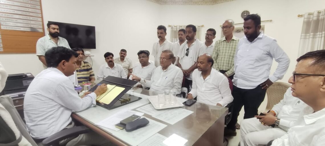 रेल फाटक समस्या से निजात दिलाने को लेकर कल्ला गहलोत काफी गंभीर, डीआरएम, और सार्वजनिक निर्माण के अतिरिक्त मुख्य अभियंता से मिले दोनों नेता