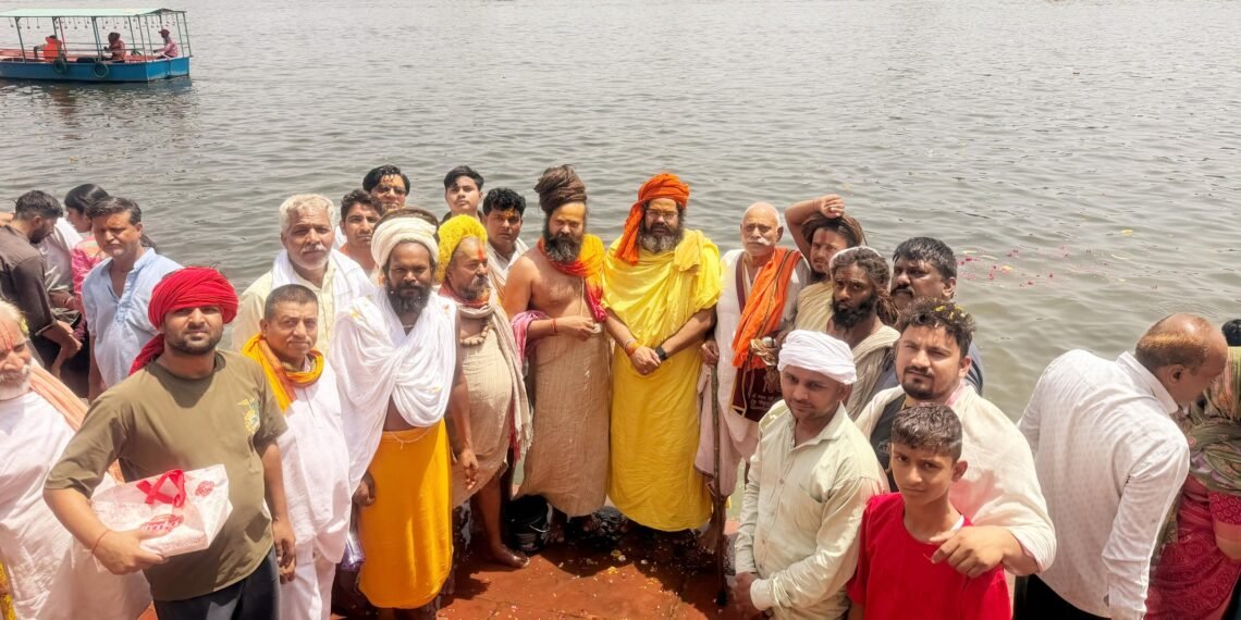 बीकानेर के इस संत ने गौमाता को राष्ट्रमाता दर्जा देने के संकल्प से शुरू की 84 कोस ब्रजधाम पदयात्रा