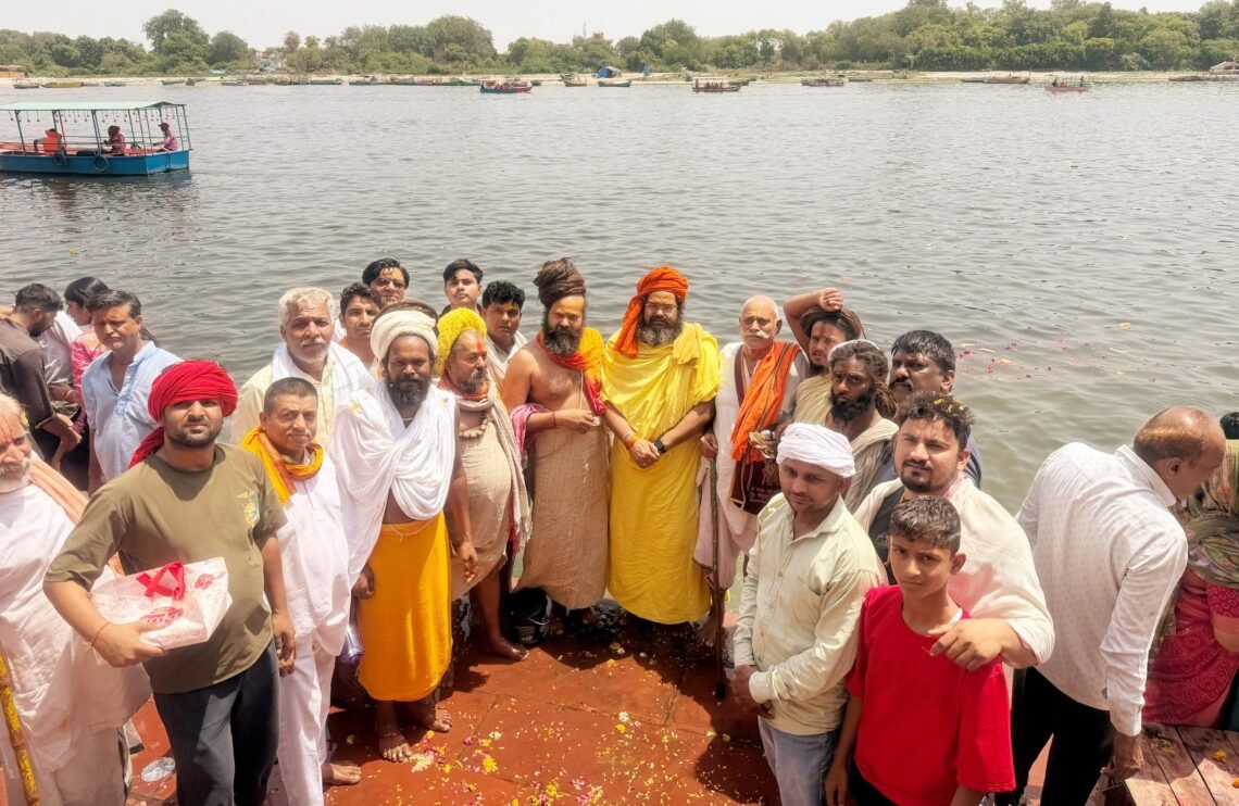 बीकानेर के इस संत ने गौमाता को राष्ट्रमाता दर्जा देने के संकल्प से शुरू की 84 कोस ब्रजधाम पदयात्रा