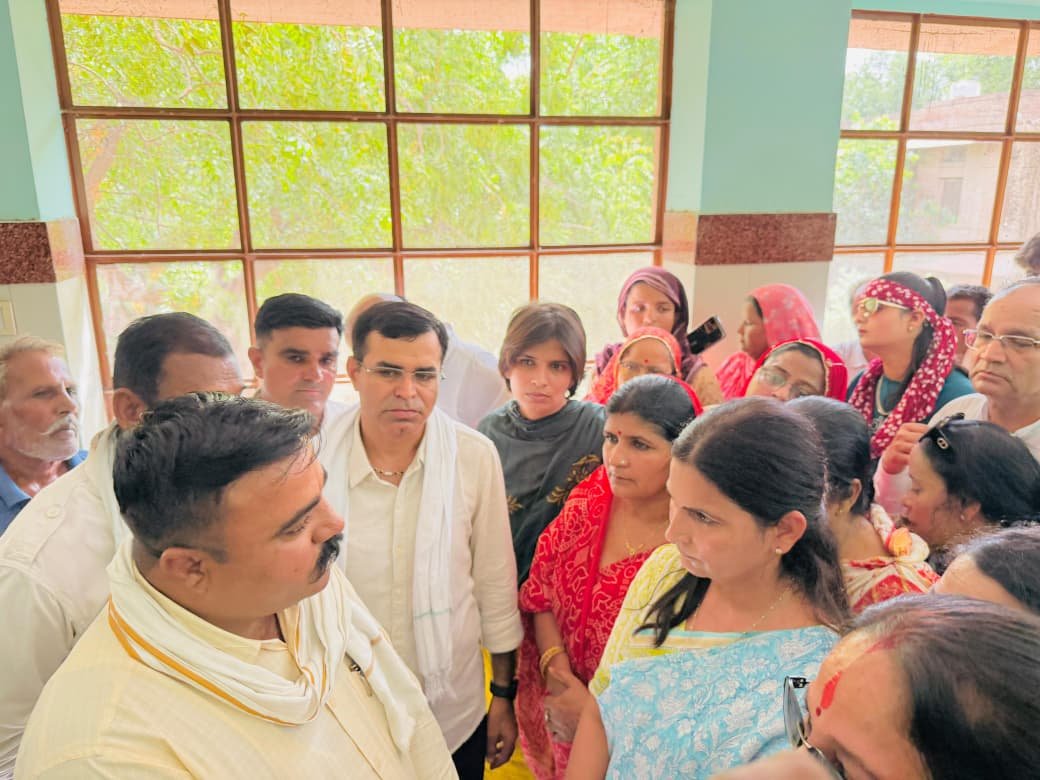 पीबीएम सुधारो धरना स्थल पर समर्थन में पहुंची प्रदेश महिला कांग्रेस अध्यक्ष सारिका सिंह