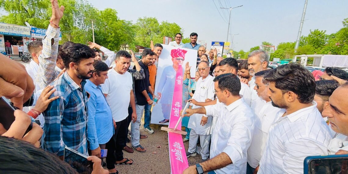 “चिकित्सा मंत्री के विवादित बयान पर बवाल, प्रदर्शनकारियों ने फिनाइल से ‘जबान साफ’ कर जलाया पुतला”