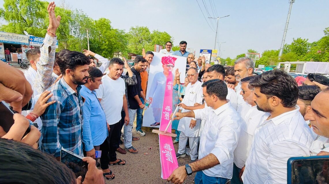 “चिकित्सा मंत्री के विवादित बयान पर बवाल, प्रदर्शनकारियों ने फिनाइल से ‘जबान साफ’ कर जलाया पुतला”