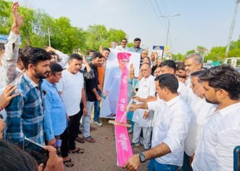 “चिकित्सा मंत्री के विवादित बयान पर बवाल, प्रदर्शनकारियों ने फिनाइल से ‘जबान साफ’ कर जलाया पुतला”