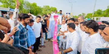 “चिकित्सा मंत्री के विवादित बयान पर बवाल, प्रदर्शनकारियों ने फिनाइल से ‘जबान साफ’ कर जलाया पुतला”