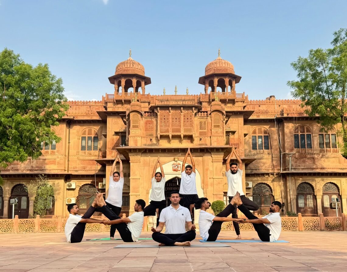 योग गुरु दीपक शर्मा के नेतृत्व में साधकों ने रचा अनोखा संगम, मानव आकृतियों से दिया एकता और संतुलन का संदेश