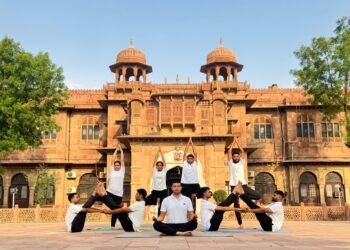 योग गुरु दीपक शर्मा के नेतृत्व में साधकों ने रचा अनोखा संगम, मानव आकृतियों से दिया एकता और संतुलन का संदेश