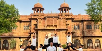 योग गुरु दीपक शर्मा के नेतृत्व में साधकों ने रचा अनोखा संगम, मानव आकृतियों से दिया एकता और संतुलन का संदेश