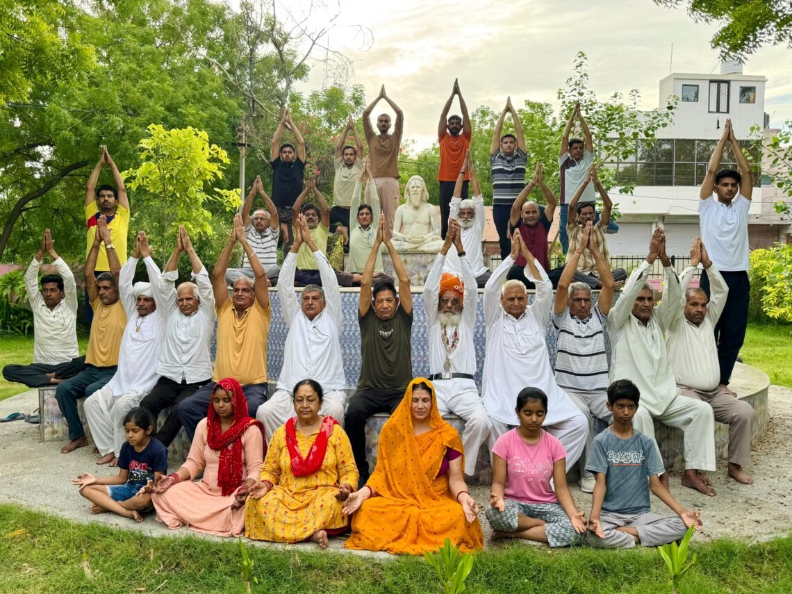 जवाहर पार्क में गूंजा योग का स्वर बच्चों से लेकर वरिष्ठ नागरिकों तक ने किया सामूहिक योगाभ्यास, दिया “योगा फॉर हेल्दी एजिंग” का संदेश