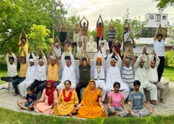 जवाहर पार्क में गूंजा योग का स्वर बच्चों से लेकर वरिष्ठ नागरिकों तक ने किया सामूहिक योगाभ्यास, दिया “योगा फॉर हेल्दी एजिंग” का संदेश