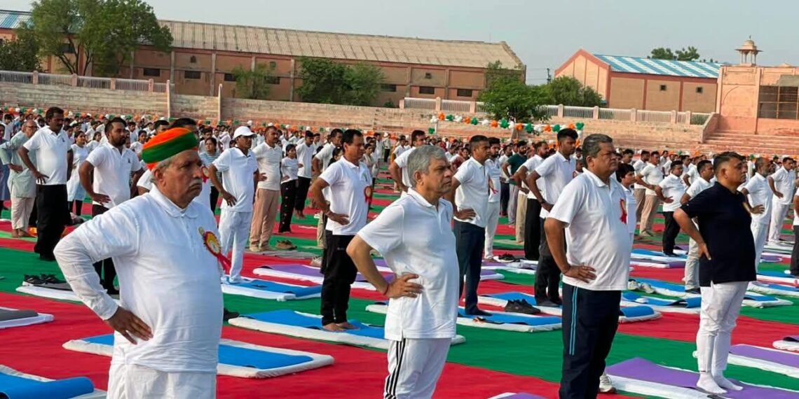 डॉ. करणी सिंह स्टेडियम में हुआ अंतर्राष्ट्रीय योग दिवस का भव्य आयोजन
