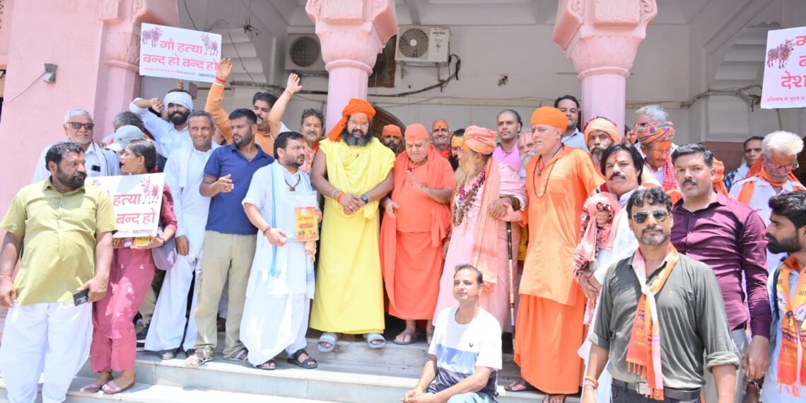 गाय को राष्ट्रमाता का दर्जा देने की मांग पर उमड़ा गौभक्तों का सैलाब, कलक्टर को सौंपे 11 लाख संकल्प पत्र